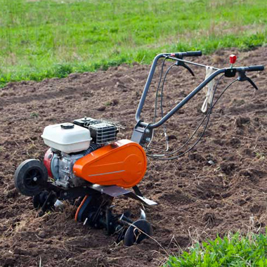 Bien préparer le terrain avant de poser votre pelouse en rouleau